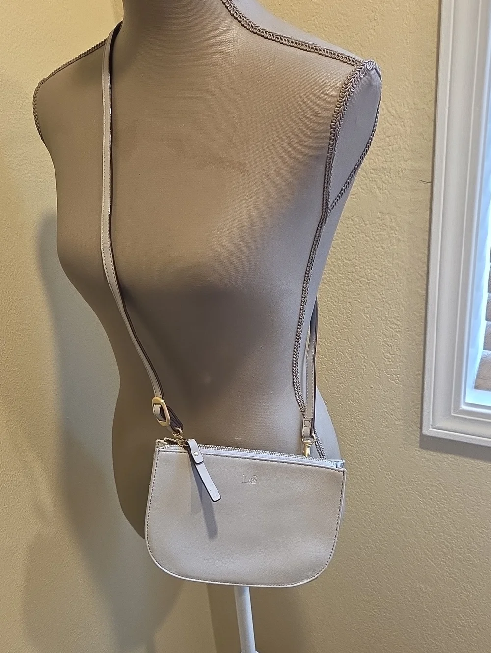 Lo & Sons Leather Crossbody Bag